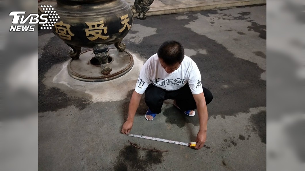宮主拿出捲尺測量,發現蚯蚓足足有60公分長。(圖/南投天受宮提供)