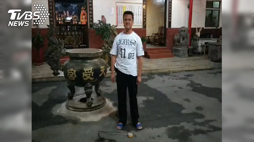 宮主透露蚯蚓可能是向神明發出求救訊號。(圖/南投天受宮提供)