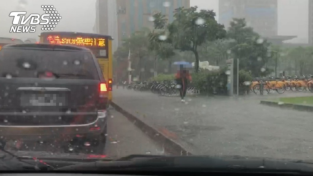 雨彈狂轟!雙北17縣市「大雨特報」防短時豪雨