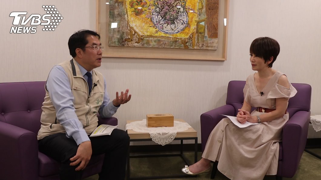 陳雅琳(圖右)在專訪黃偉哲期間,其實已有一眼完全看不見。(圖/年代提供)