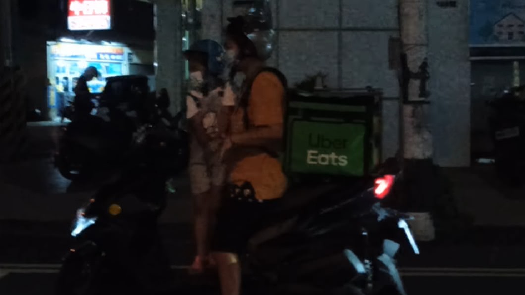 獻吻後又害羞撒嬌。(圖/翻攝自爆廢公社)