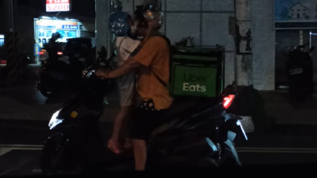 跟爸跑外送…女兒突轉頭獻一吻 網被暖哭:再辛苦都值了