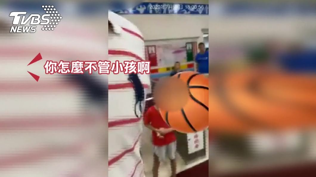 陳姓警官與男童家長吵得不可開交。(圖/TVBS)