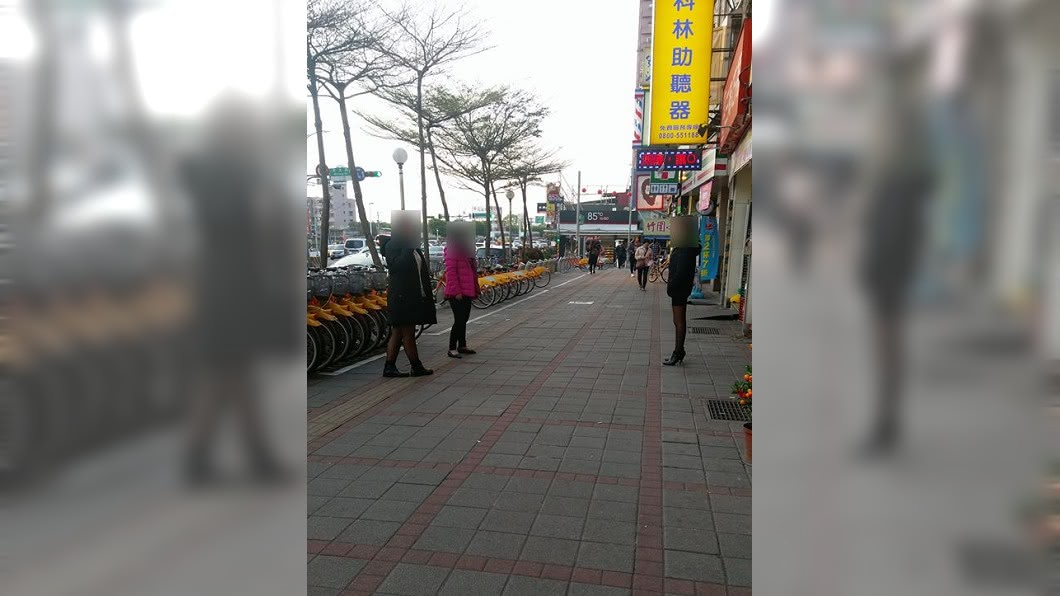 這要幹嘛?男見黑絲襪妹子站路邊張望 網勸:千萬別靠近