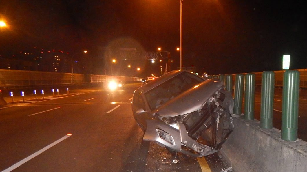 中彰快速道路汽車自撞卡護欄　駕駛送醫搶救觀察