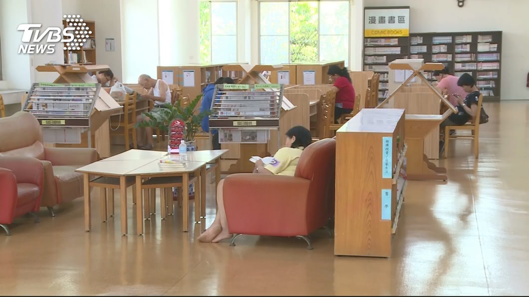 女還書準備投入箱…父驚覺不對攔阻 看見暑假作業超傻眼