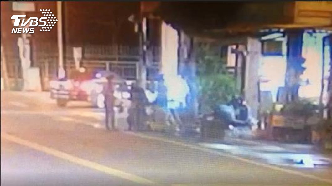 疑吸毒恍神爆行車糾紛 騎士刺傷人反遭聯手壓制圍毆