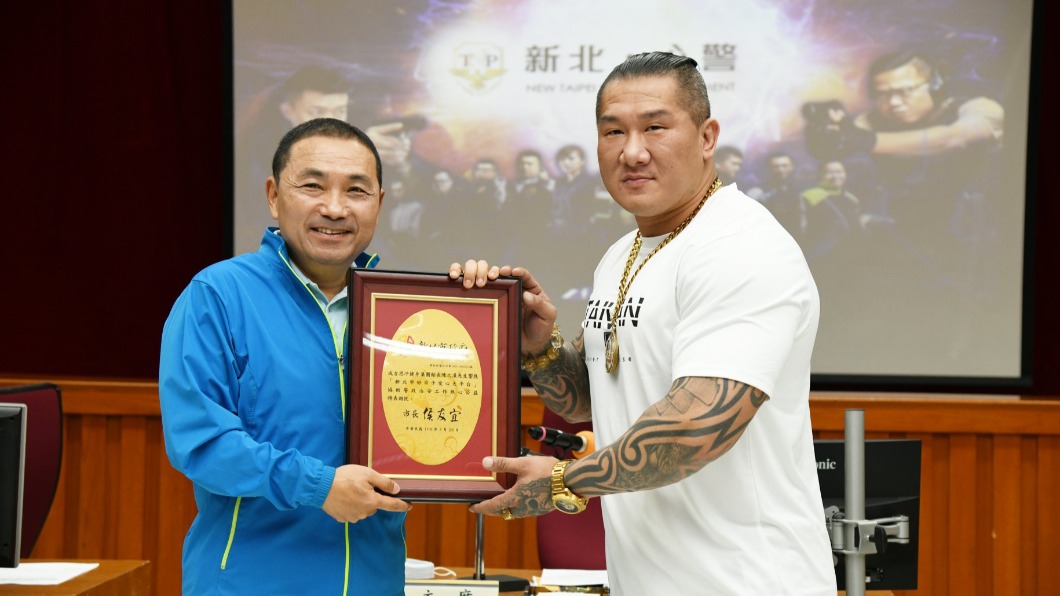 館長說自己會加碼捐更多做公益。(圖/翻攝自「新北市政府警察局」臉書)