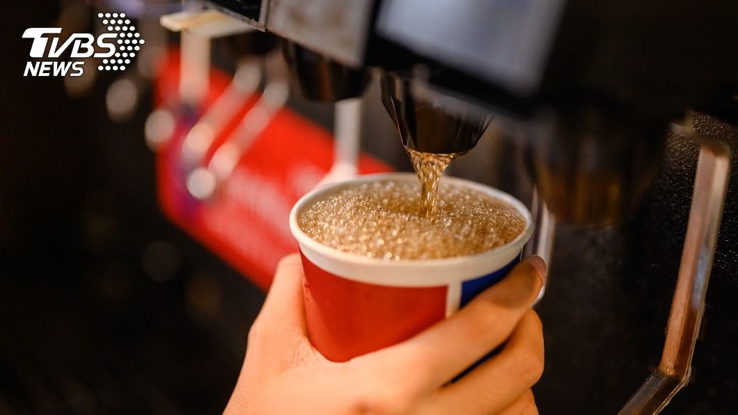 噁爆!婦貪便宜佯幫丟垃圾 拿「用過」紙杯再裝飲料
