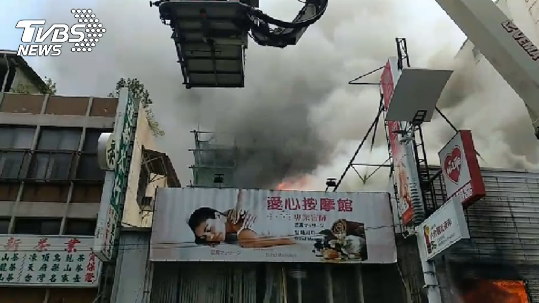 高雄六合夜市傳火警!濃煙竄天際 61警消急馳援