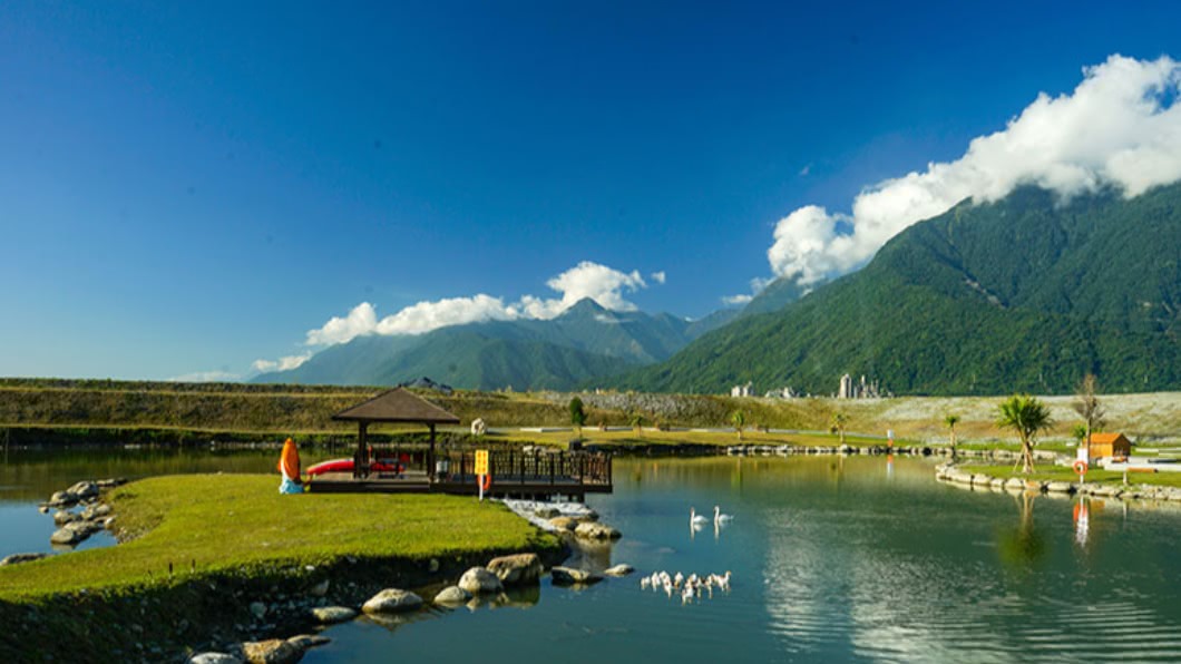 崇德瑩農場號稱太平洋邊的紐西蘭,遠方可見海岸山脈。(圖/翻攝自崇德瑩農場粉絲團)