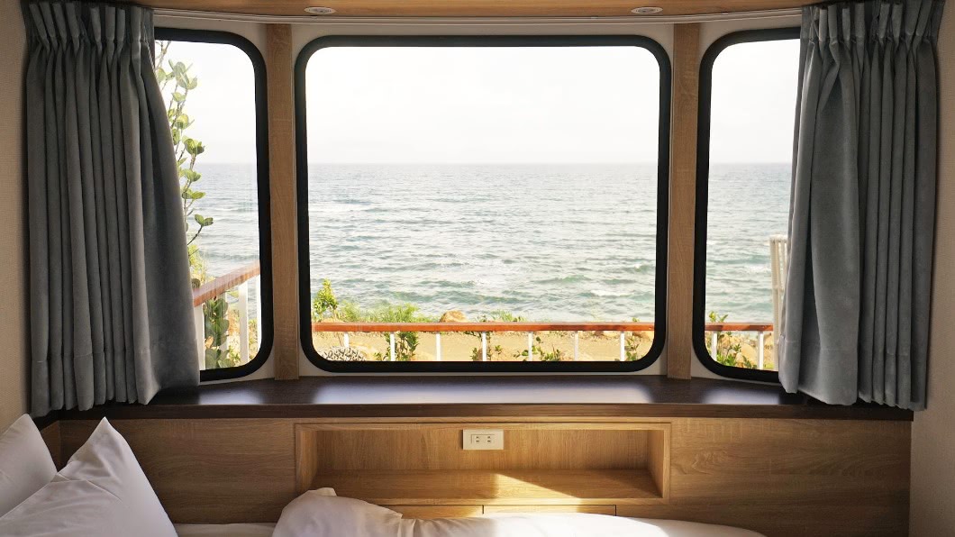 覓海灣精品露營車內的大片窗戶可盡情欣賞澎湖海景。(圖/翻攝自覓海灣精品露營車粉絲團)