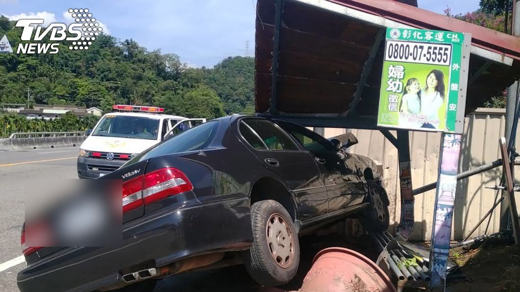 大白天喝爛醉!酒駕累犯撞爛候車亭 女護理師等車重傷