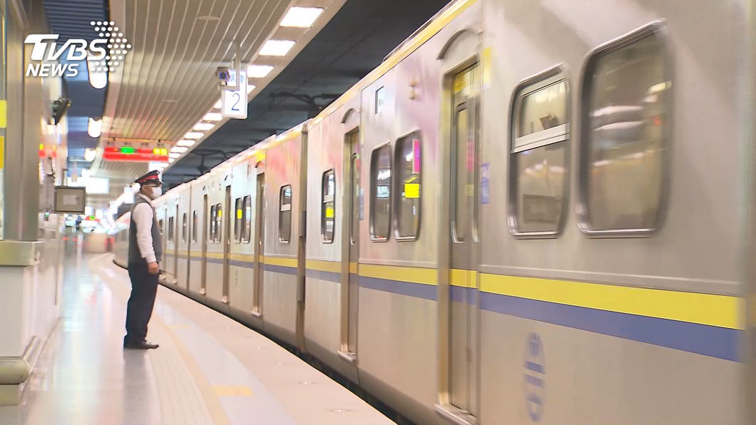 上班族注意！台鐵電車線「爆出火花」　緊急斷電搶修