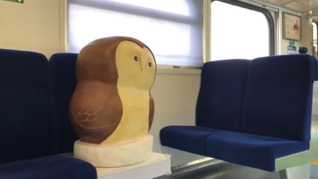 列車上的座位旁還有小動物的裝置藝術。(圖/交通部臺灣鐵路管理局提供)