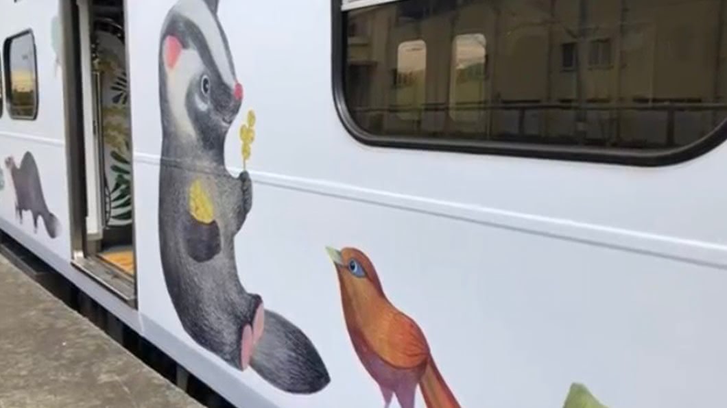 列車車廂外有許多可愛小動物的彩繪藝術。(圖/交通部臺灣鐵路管理局提供)