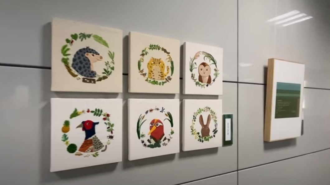 位於北車西側走廊展出「走入里山─里山航行自然書寫創作聯展」。(圖/交通部臺灣鐵路管理局提供)