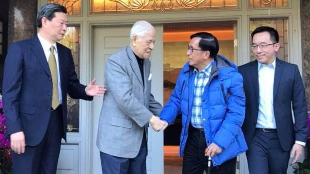 陳水扁至翠山莊向李登輝賀壽。（圖／Facebook陳致中）