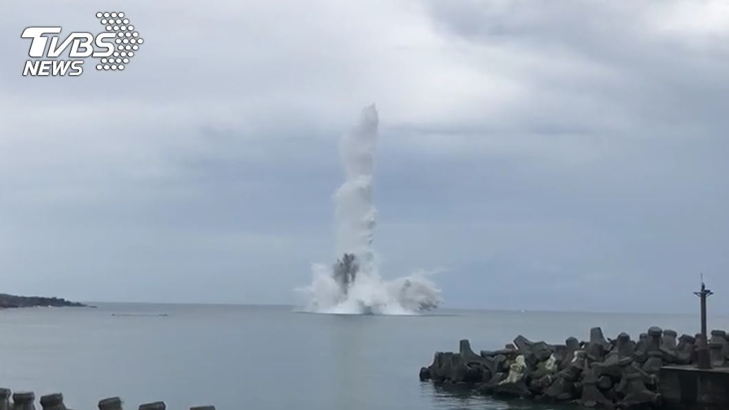 卯澳灣13枚未爆彈引爆　現場傳巨響濺起高聳水花