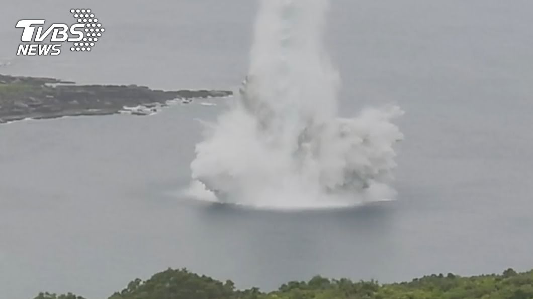未爆彈引爆激起水花。(圖/TVBS)