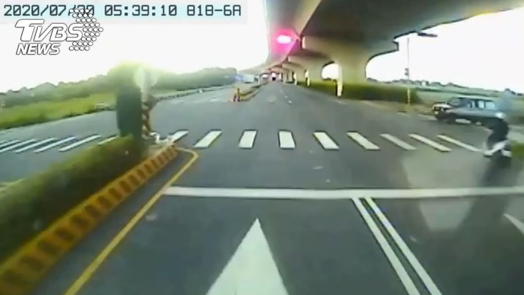 貨櫃車駕駛疑似闖紅燈，攔腰撞上小客車。（圖／TVBS）
