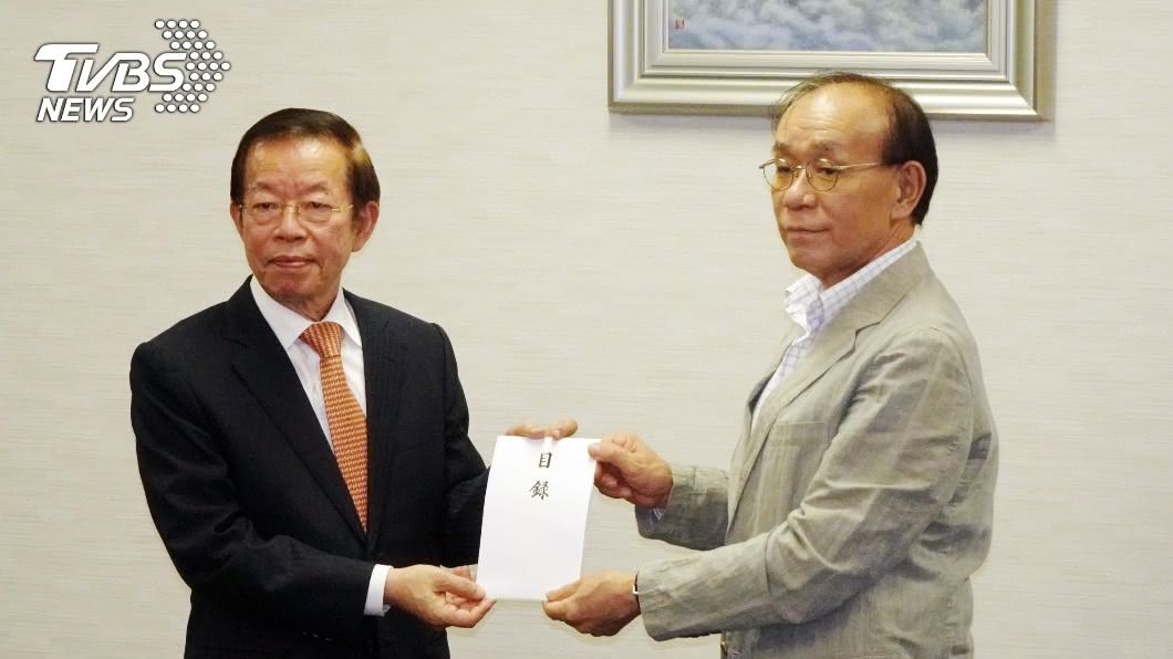 駐日代表謝長廷今天代表政府到日本台灣交流協會捐善款。（圖／中央社）