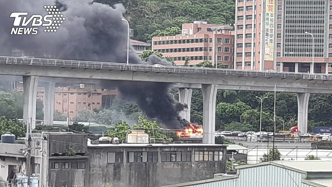 國1北上「火燒車」！外側3車道封閉　現場回堵5公里