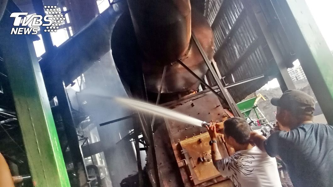 汐止瀝青廠操作不當!濃煙衝天際 環保局告發