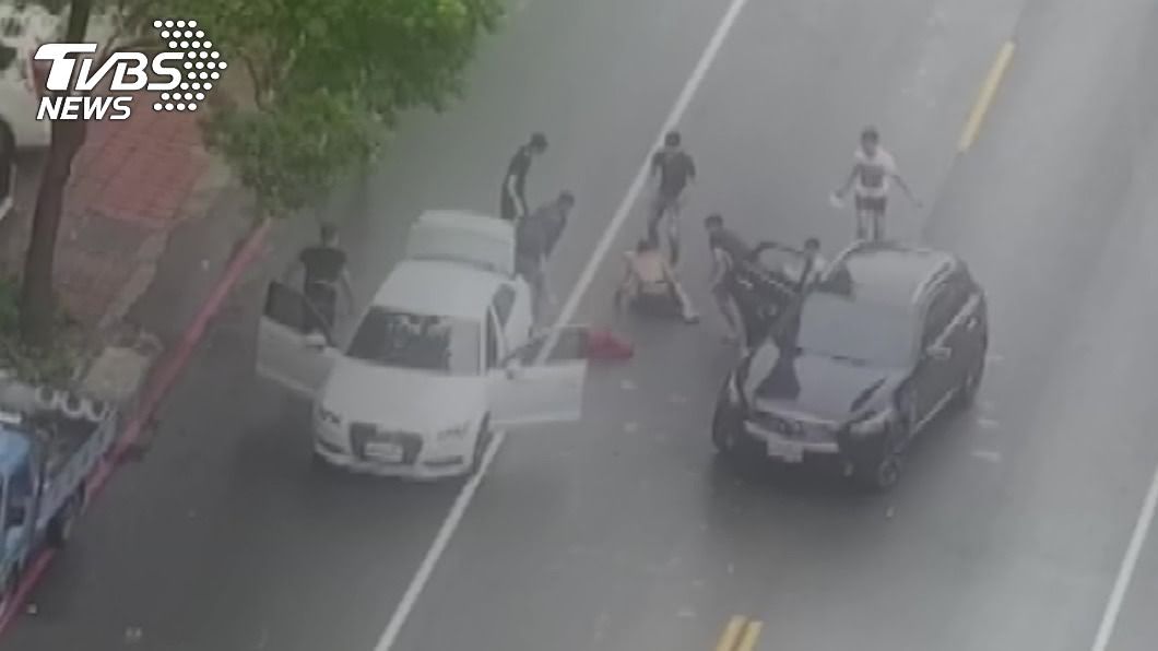 高雄當街砍人擄人事件逮8人 警續追主嫌等3人