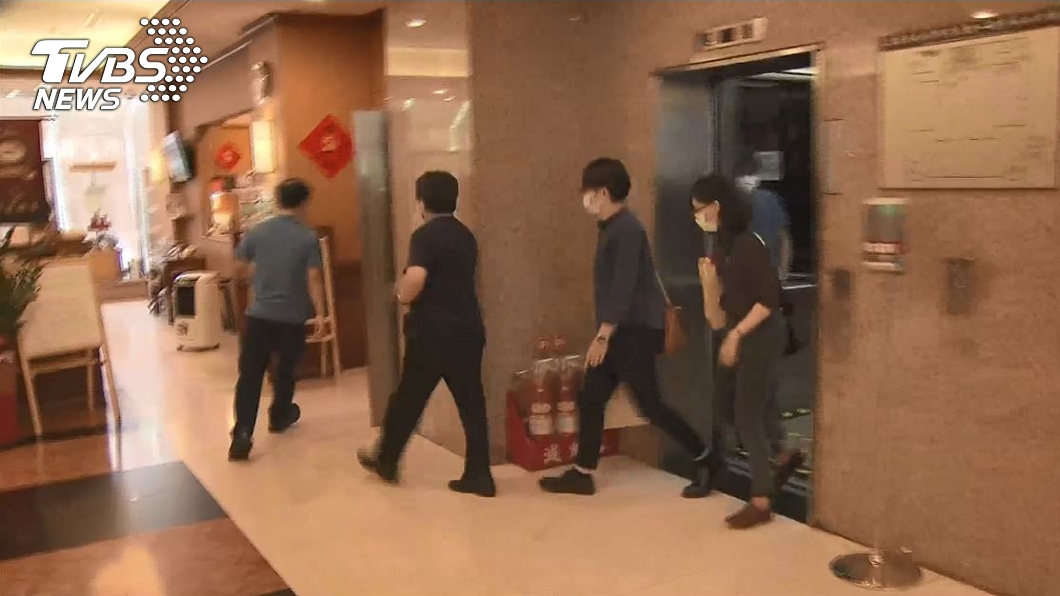 檢調今上午前往涉案立委國會辦公室搜索。(圖/TVBS)
