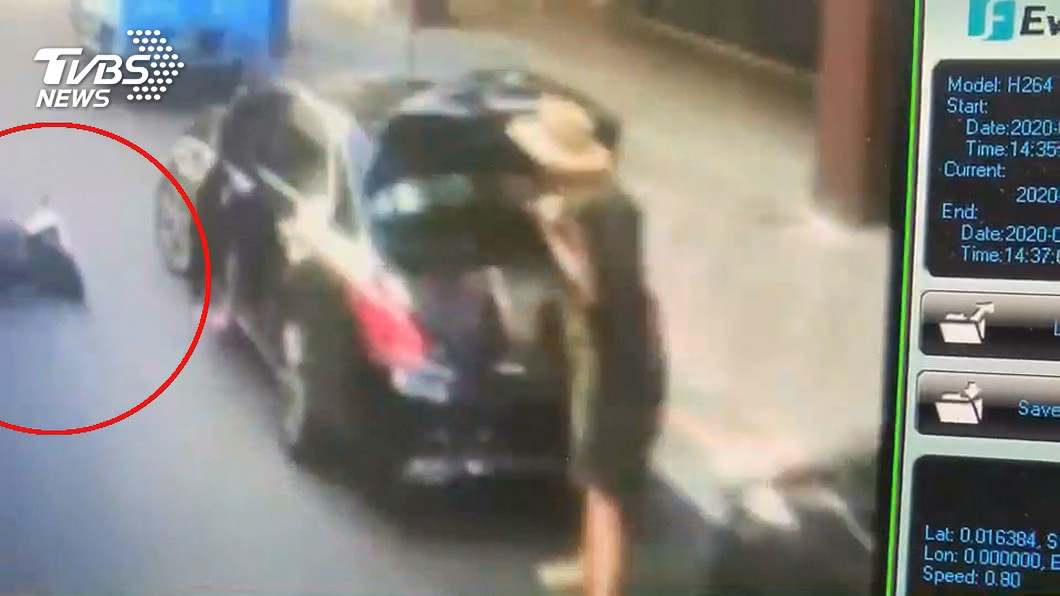 王姓婦人開車門害女騎士撞上跌倒。（圖／TVBS資料畫面）