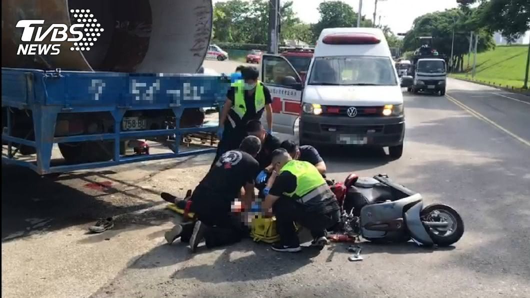 樹林貨車違規左轉！男騎士「噴飛後捲車底」倒血泊不治