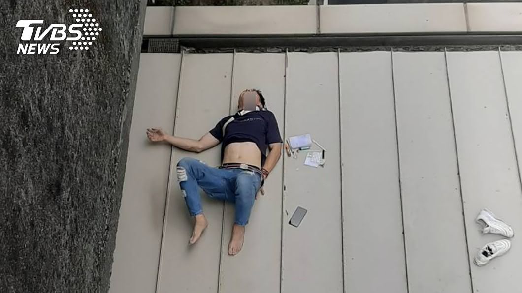 橋上自撞後一躍而下　男子慘摔捷運站屋頂