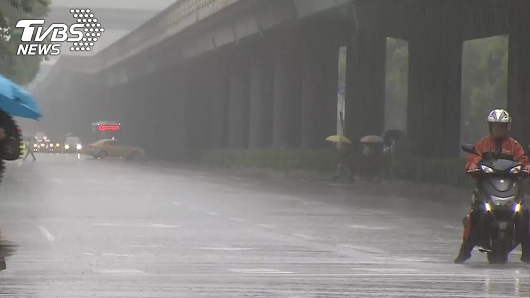 受哈格比颱風影響，各地開始出現短強降雨。（圖／TVBS）