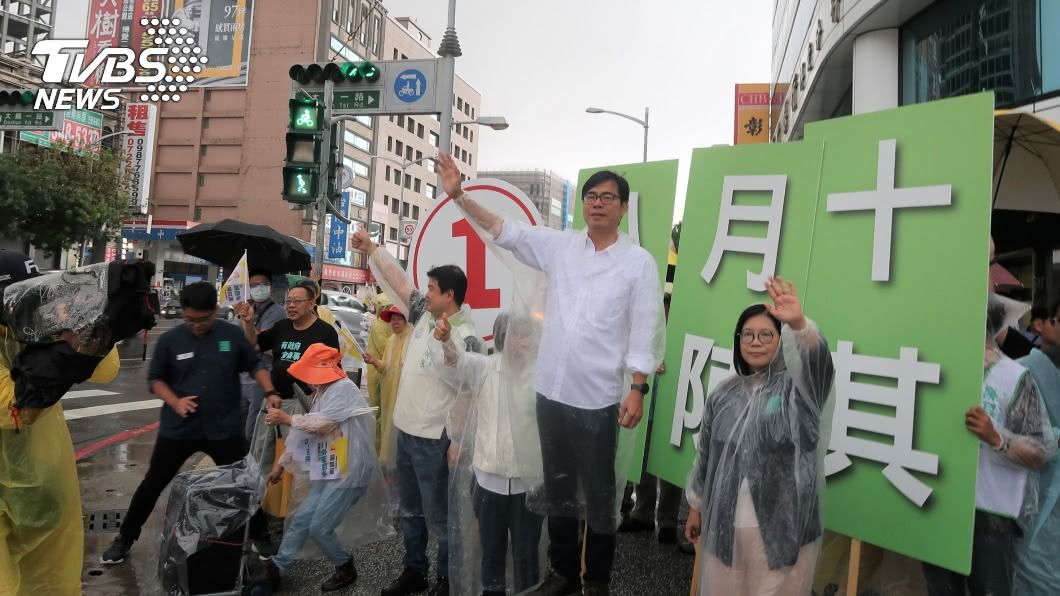 衝刺選情！陳其邁啟動陸戰計畫　穿雨衣路口拜票