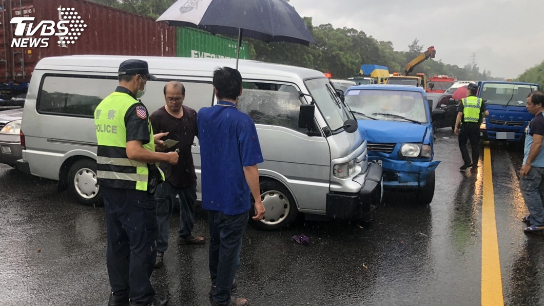 天雨路滑連環撞 500公尺內3起事故、11車追撞