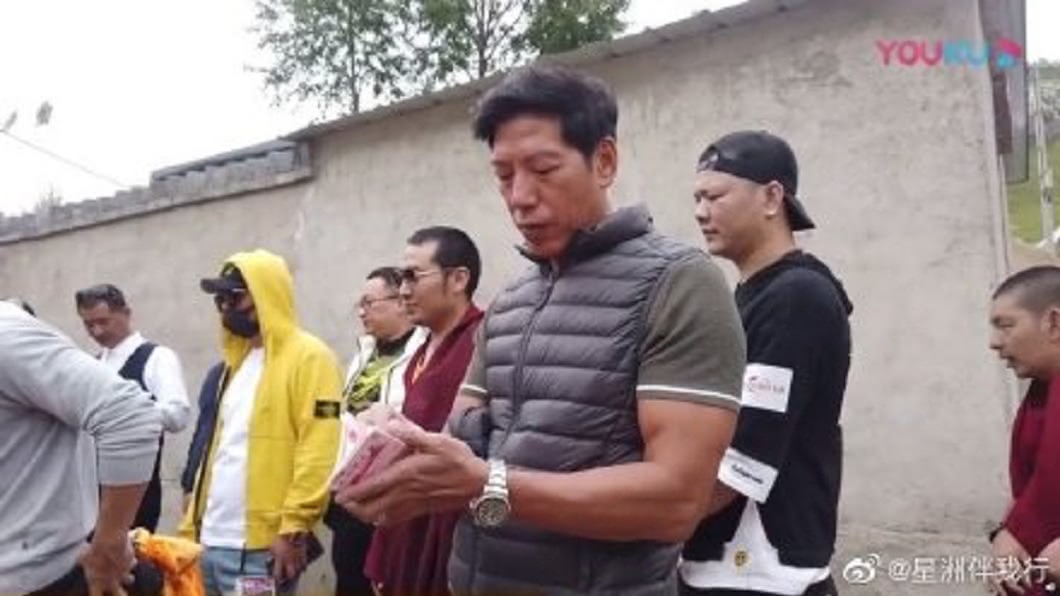 有網友分享張耀揚到青海貧困村落出錢又出力的影片,不少人大讚他的善心義舉。(圖/翻攝自微博)