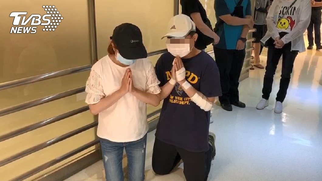撞21歲警害命危！　母陪17歲無照兒下跪磕頭半小時
