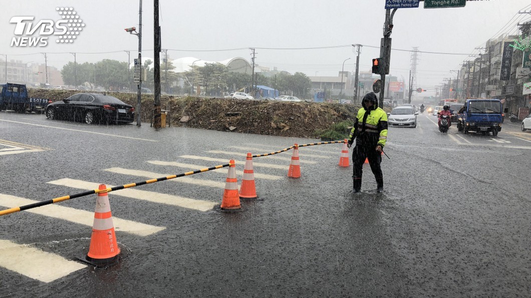 桃園市八德區部分路段積水15公分 警方籲小心行車