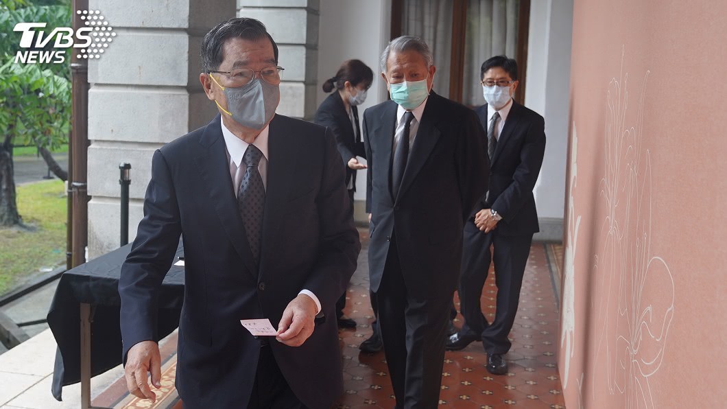 前副總統蕭萬長寫下追思紙條悼念李登輝。。(圖/中央社)