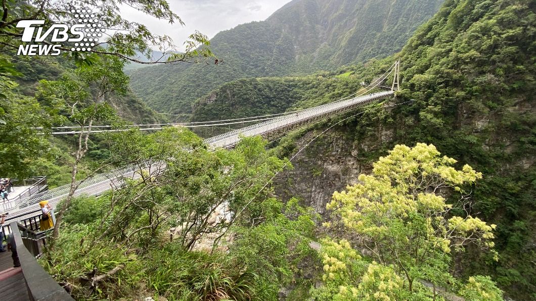 太魯閣山月吊橋 高懸峽谷百餘公尺試膽量