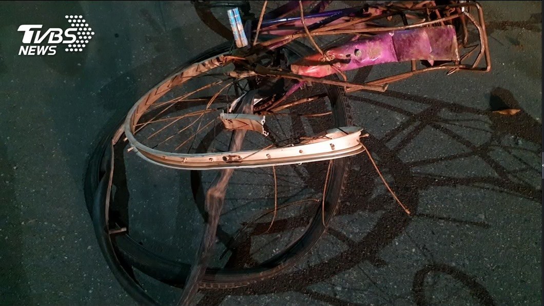 被撞死的單車騎士是1名泰籍移工,轎車駕駛的太太趕到現場,一看到死者就驚呼:就是他對我襲胸的。(圖/TVBS)