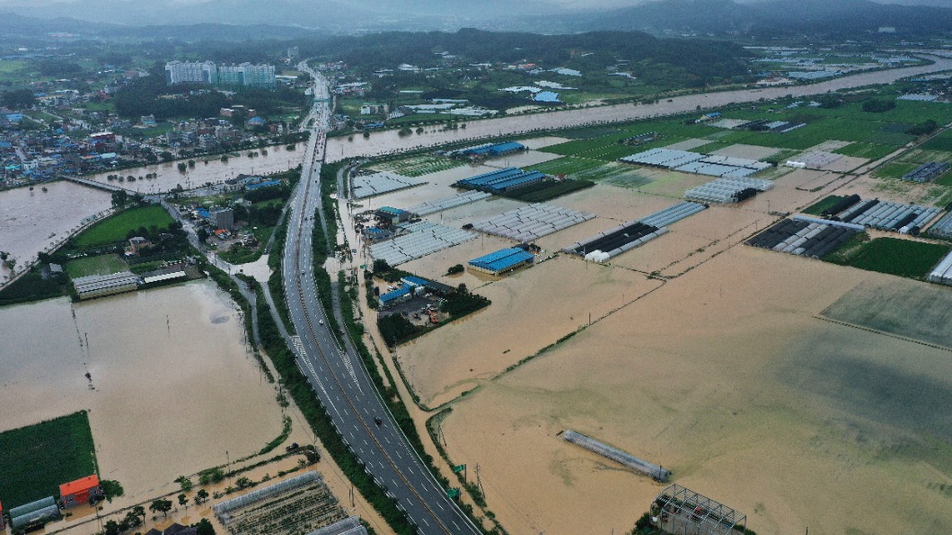南韓暴雨引洪患 颱風恐增雨勢更慘