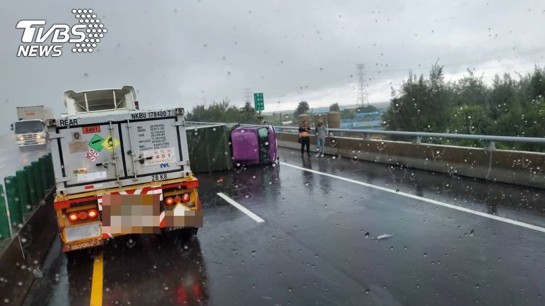 台61線伸港段小貨車翻車 主線道被占大塞車