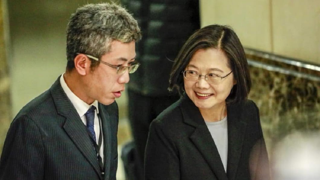 曾偷吃被抓包!總統府發言人「戀上辣妹記者」套房過夜