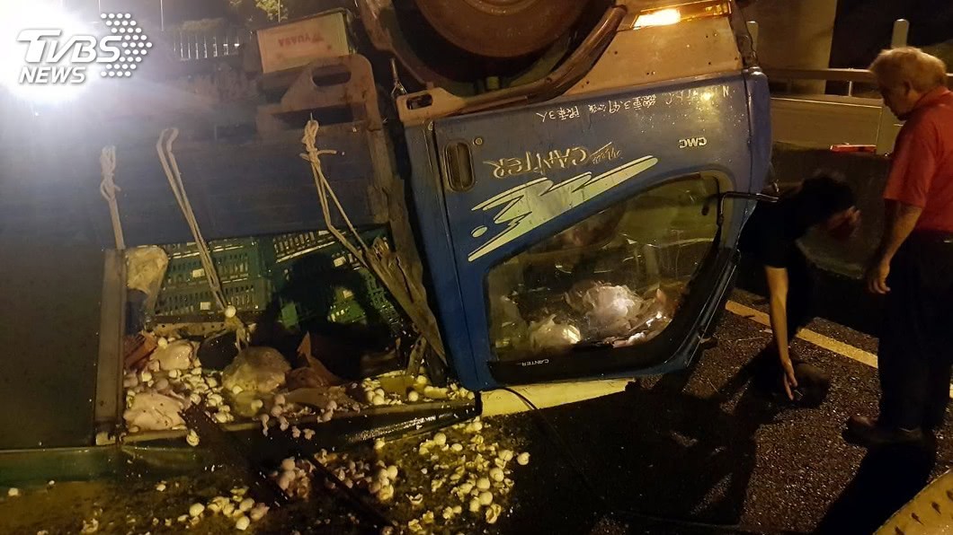 國道3號南下嘉義段今天凌晨發生自小客車追撞貨車意外。（圖／嘉義市消防局提供）