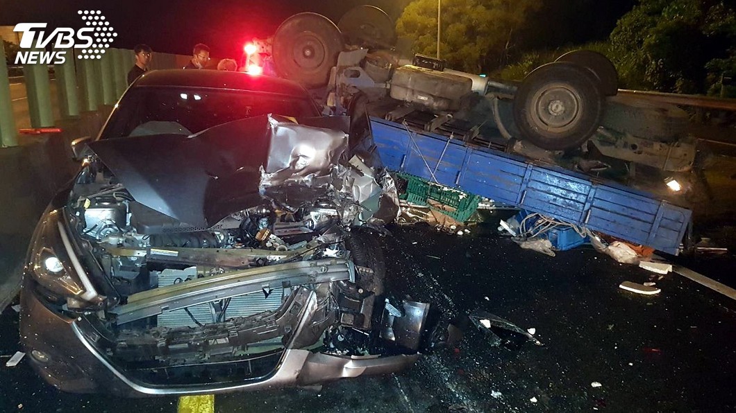 國3嘉義段天雨路滑2車追撞　2人輕傷雞蛋灑滿地
