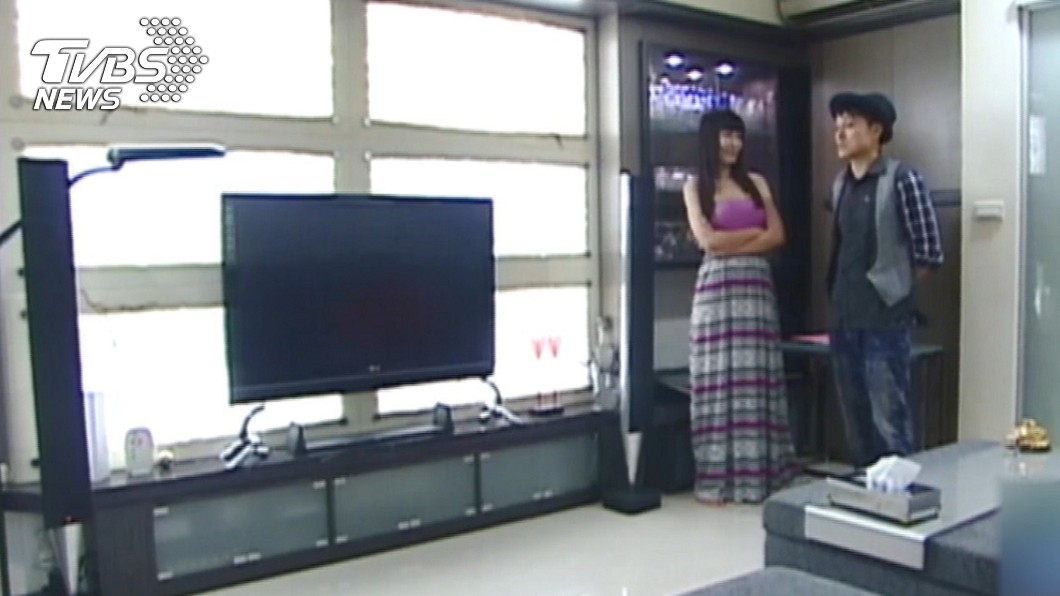 羅霈穎家的客廳電視牆,讓人彷彿來到高級KTV一樣。(圖/TVBS)