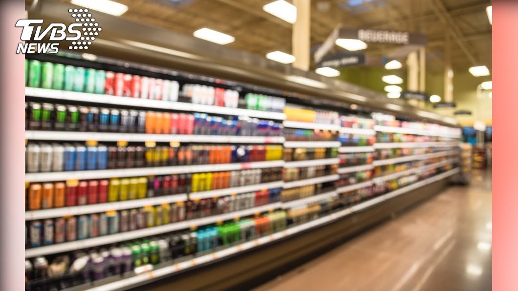 偷喝大賣場飲料還放回!少年囂張炫耀「當自己家」