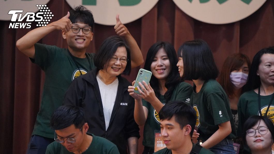 年輕幹部站一排迎接　蔡英文：這不是民進黨傳統
